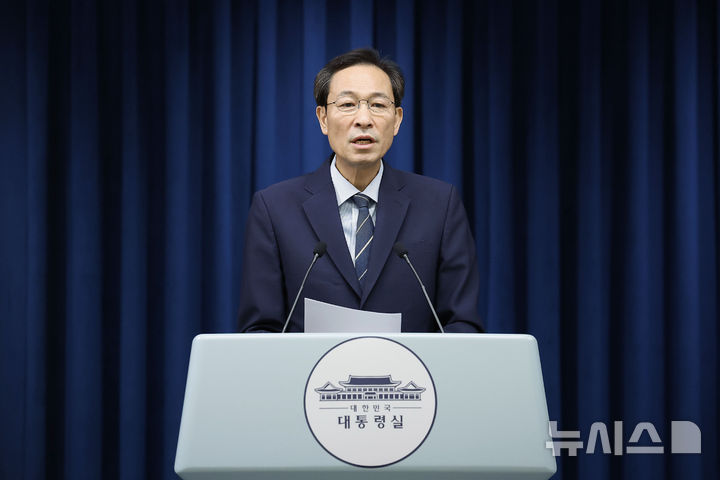 [서울=뉴시스] 최동준 기자 = 우상호 정무수석이 28일 서울 용산 대통령실에서 오는 8월 15일 광화문 광장에서 개최되는 '대통령 국민 임명식' 관련 브리핑을 하고 있다. 2025.07.28. photocdj@newsis.com