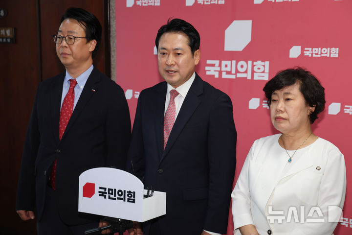 [서울=뉴시스] 김명년 기자 = 장동혁 국회 법제사법위원회 국민의힘 간사가 28일 오후 서울 여의도 국회에서 더불어민주당의 상법 개정안 강행처리 관련 입장을 밝히고 있다. 2025.07.28. kmn@newsis.com