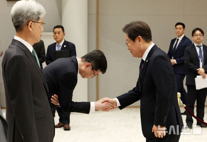 [서울=뉴시스] 고범준 기자 = 이재명 대통령이 28일 서울 용산 대통령실 청사에서 열린 임명장 수여식에 입장하며 오영준 헌법재판관과 악수하고 있다. 2025.07.28. bjko@newsis.com