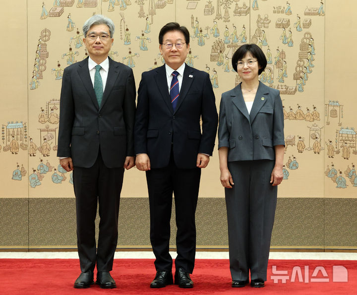 [서울=뉴시스] 고범준 기자 = 이재명 대통령이 28일 서울 용산 대통령실 청사에서 열린 임명장 수여식에서 김상환 헌법재판소장에게 임명장을 수여한 뒤 김 헌법재판소장 배우자와 기념촬영을 하고 있다. 2025.07.28. bjko@newsis.com