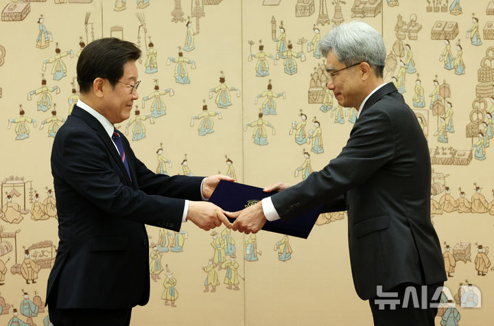 [서울=뉴시스] 고범준 기자 = 이재명 대통령이 28일 서울 용산 대통령실 청사에서 열린 임명장 수여식에서 김상환 헌법재판소장에게 임명장을 수여하고 있다. 2025.07.28. bjko@newsis.com