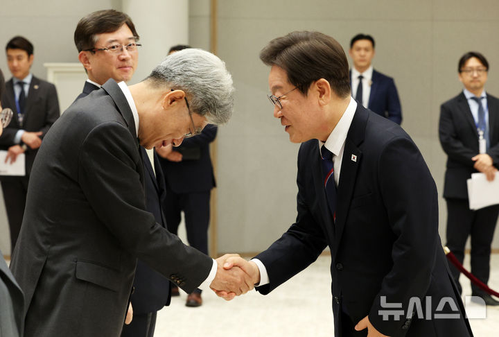 [서울=뉴시스] 고범준 기자 = 이재명 대통령이 28일 서울 용산 대통령실 청사에서 열린 임명장 수여식에 입장하며 김상환 헌법재판소장과 악수하고 있다. 2025.07.28. bjko@newsis.com