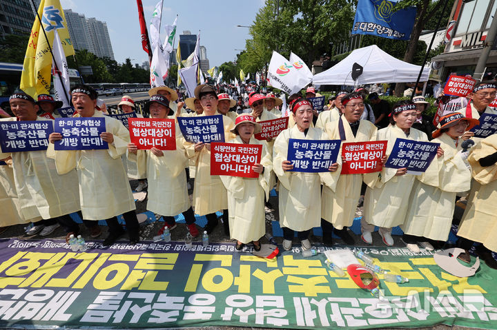 [서울=뉴시스] 조성우 기자 = 28일 오후 서울 용산구 대통령 인근에서 열린 한-미 상호관세 협상 농축산물 개방 반대 전국농축산인 결의대회에서 한국농축산연합회와 한국종합농업단체협의회, 축산관련단체협의회, 농민의 길 등 농민단체 소속 단체장들과 농민들이 구호를 외치고 있다. 2025.07.28. xconfind@newsis.com