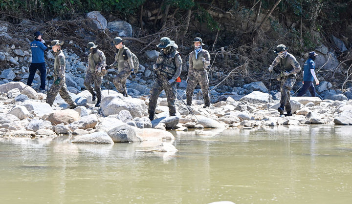 [서울=뉴시스] 28일 경남 산청에 수해 피해 지역에 투입된 39사단 장병들이 실종자 수색을 하고 있다. (사진=육군 제공) 2025.07.28. photo@newsis.com *재판매 및 DB 금지