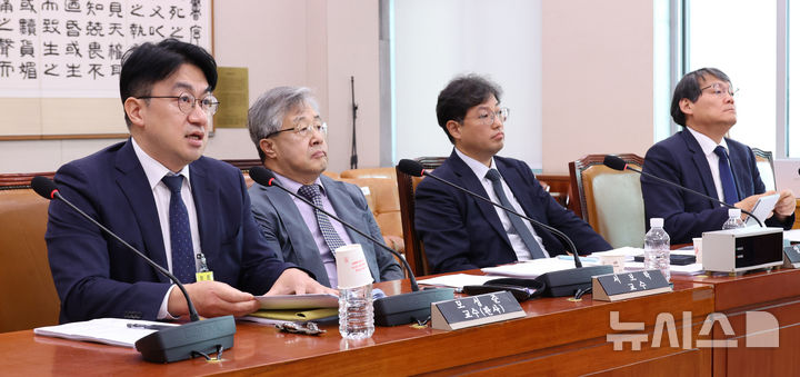 [서울=뉴시스] 김금보 기자 = 28일 서울 여의도 국회에서 열린 법제사법위원회 '검찰개혁 법안 관련 공청회'에 진술인들이 출석해 있다. 왼쪽부터 모성준 사법연수원 교수, 서보학 경희대학교 법학전문대학원 교수, 양홍석 대검찰청 검찰정책자문위원회 위원·법무법인 이공 대표변호사, 이광철 법률사무소 같은생각 대표변호사·조국혁신당 검찰개혁 특보 끝까지간다 특별위원회 총괄간사. 2025.07.28. kgb@newsis.com