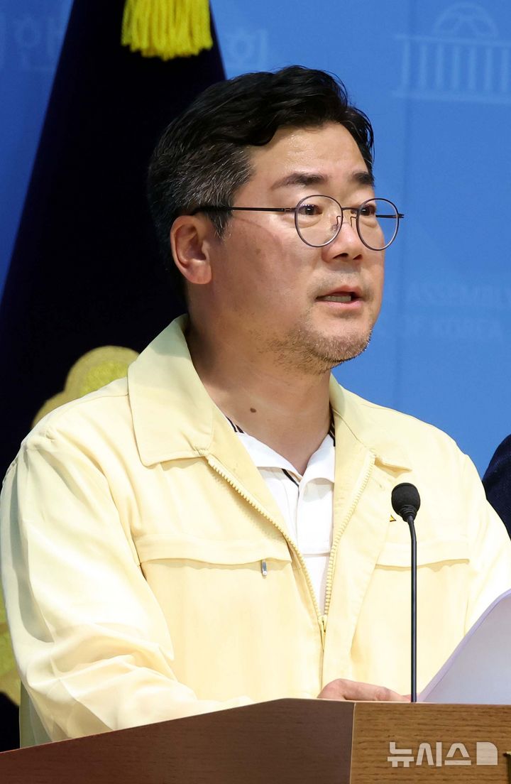 [서울=뉴시스] 조성봉 기자 = 박찬대 더불어민주당 당대표 후보가 28일 오후 서울 여의도 국회 소통관에서 열린 '내란폭동 집행유예 비판, 전광훈 수사촉구 기자회견'에서 발언을 하고 있다. 2025.07.28. suncho21@newsis.com