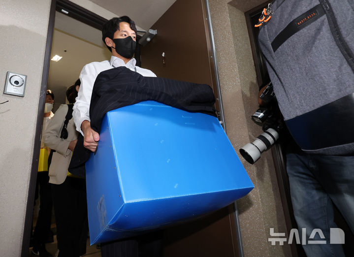 [서울=뉴시스] 이영환 기자 = 김건희 특검팀(특별검사 민중기)이 28일 오후 서울 노원구에 위치한 이준석 개혁신당 대표의 자택에서 압수수색을 마친 후 자택을 나서고 있다. 2025.07.28. 20hwan@newsis.com