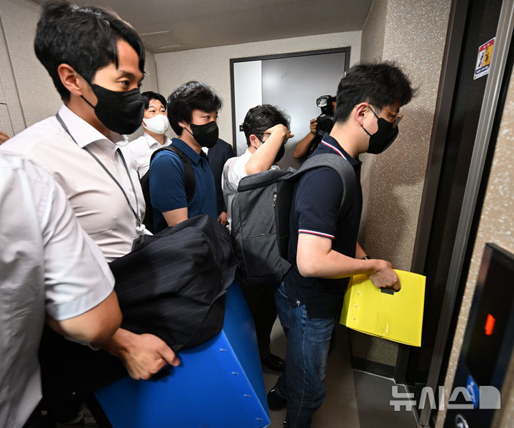 [서울=뉴시스] 이영환 기자 = 김건희 여사 관련 각종 의혹을 수사하는 김건희 특검팀(특별검사 민중기)이 28일 서울 노원구 상계동 이준석 개혁신당 대표 자택에서 압수수색을 마친 뒤 압수품을 옮기고 있다. (공동취재) 2025.07.28. photo@newsis.com