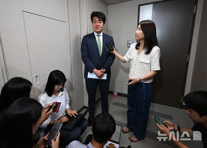[서울=뉴시스] 이영환 기자 = 김건희 여사 관련 각종 의혹을 수사하는 김건희 특검팀(특별검사 민중기)이 28일 서울 노원구 상계동 이준석 개혁신당 대표 자택에서 압수수색을 마친 가운데, 이 대표 측 김연기 변호사가 입장을 밝히고 있다. (공동취재) 2025.07.28. photo@newsis.com