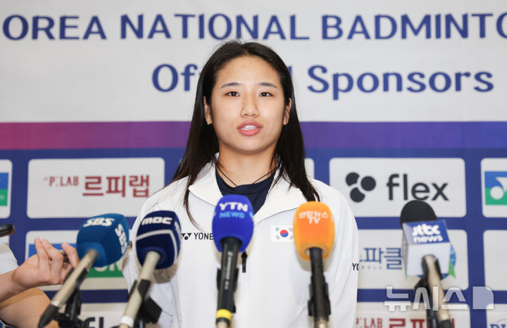 [인천공항=뉴시스] 권창회 기자 = '슈퍼 1000 슬램'에 도전했던 배드민턴 안세영이 28일 인천국제공항 제1여객터미널을 통해 귀국해 취재진 질문에 답변하고 있다. 2025.07.28. kch0523@newsis.com