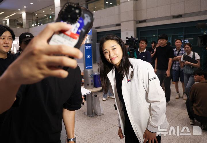 [인천공항=뉴시스] 권창회 기자 = '슈퍼 1000 슬램'에 도전했던 배드민턴 안세영이 28일 인천국제공항 제1여객터미널을 통해 귀국해 팬과 기념촬영을 하고 있다. 2025.07.28. kch0523@newsis.com