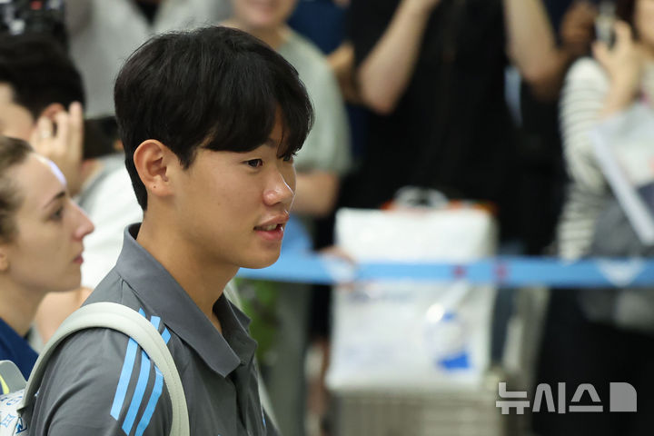 [인천공항=뉴시스] 권창회 기자 = 영국 프리미어리그 뉴캐슬 유나이티드 FC의 박승수가 지난 28일 2025 쿠팡플레이 시리즈 참석차 인천국제공항 제1여객터미널을 통해 입국하고 있다. 뉴캐슬은 오는 30일 수원월드컵경기장에서 팀K리그와 친선경기를 치른다. 2025.07.28. kch0523@newsis.com