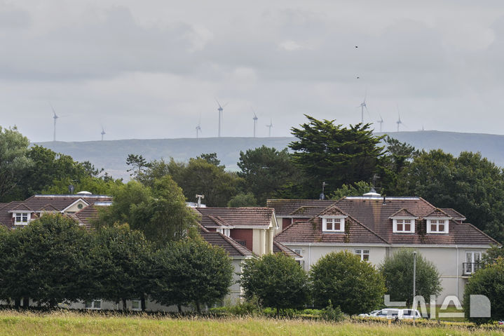 [턴베리=AP/뉴시스]스코틀랜드 턴베리에 있는 트럼프 골프장에서 보이는 해상 풍력발전기들. 도널드 트럼프 미 대통령은 풍력 발전에 대한 반감이 매우 심하다. 2025.8.28.