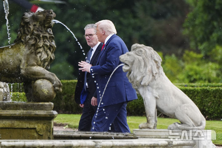[애버딘셔=AP/뉴시스] 도널드 트럼프 미국 대통령(오른쪽)과 키어 스타머 영국 총리가 28일(현지 시간) 스코틀랜드 애버딘셔의 트럼프 인터내셔널 골프장에서 함께 걷고 있다. 2025.07.29.
