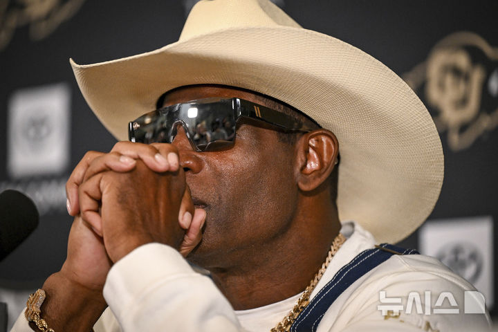 [볼더=AP/뉴시스] 콜로라도 버펄로스 미식축구팀의 감독 디온 샌더스가 28일(현지 시간) 기자회견에서 방광암을 이겨낸 자신의 여정에 대해 이야기하던 중 질문을 듣고 고심에 빠져 있다. 2025.07.30.