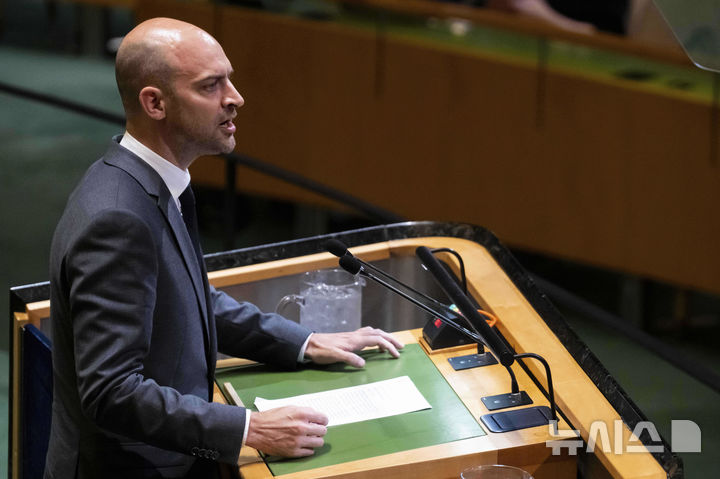 [뉴욕=AP/뉴시스] 장 노엘 바로 프랑스 외무장관이 28일(현지 시간) 뉴욕 유엔본부에서 열린 팔레스타인과 이스라엘의 분쟁 해결을 위한 두 국가 해법 관련 고위급 회의에서 발언하고 있다. 2025.07.30.