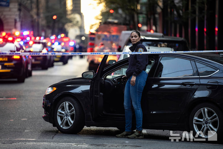 [뉴욕= AP/뉴시스] 뉴욕시내 파크 애비뉴와 렉싱턴 애비뉴 사이의 52번가 고층 빌딩에서 28일 오후 6시 30분 총격사건 신고가 들어와 뉴욕경찰이 금지선을 치고 총격사건에 관한 수사를 하고 있다. 2025.07.29.