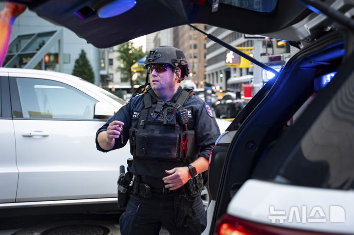 [뉴욕= AP/뉴시스] 뉴욕시내 파크 애비뉴와 렉싱턴 애비뉴 사이의 52번가 고층 빌딩에서 28일 오후 6시 30분 총격사건 신고가 들어와 뉴욕 경찰이 금지선을 치고 총격사건에 관한 수사를 하고 있다. 2025.07.29. 