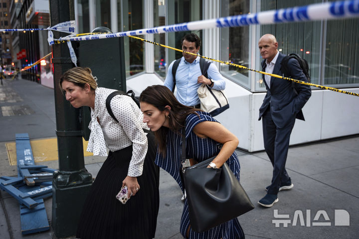 [AP/뉴시스] 28일 저녁 미 뉴욕시 맨해튼 오피스빌딩 총기난사 사건 때 현장 인근의 렉싱턴 애브뉴와 53번가 코너 모습