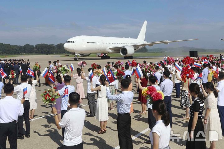 [평양=AP/뉴시스] 28일 북한 평양국제공항에서 북한 주민들이 알렉산드르 코즐로프 러시아 천연자원부 장관이 이끄는 러시아 대표단을 환영하고 있다. 러시아 대표단은 모스크바와 평양을 연결하는 첫 직항 여객기 편으로 평양에 도착했다. 2025.07.29.