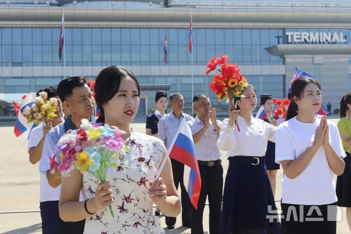 [평양=AP/뉴시스] 28일 북한 평양국제공항에서 북한 주민들이 알렉산드르 코즐로프 러시아 천연자원부 장관이 이끄는 러시아 대표단을 환영하고 있다. 러시아 대표단은 모스크바와 평양을 연결하는 첫 직항 여객기 편으로 평양에 도착했다. 2025.07.29.