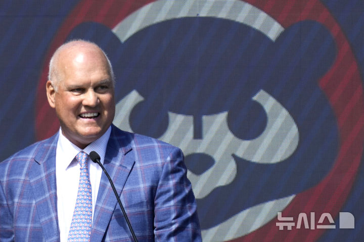 [시카고=AP/뉴시스] 2024년 6월23일(현지 시간) 미국 일리노이주 시카고의 리글리 필드에서 열린 시카고 컵스와 뉴욕 메츠와의 2024 메이저리그 경기에 앞서 라인 샌드버그가 자신의 동상을 공개하기 전 연설을 진행하고 있다. 샌드버그는 28일 암 투병 끝에 향년 65세로 별세했다. 2025.07.29.