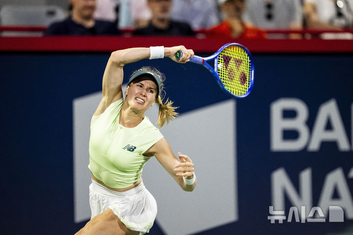 [몬트리올=AP/뉴시스] 유지니 부샤드(캐나다)가 29일(한국 시간) 캐나다 몬트리올에서 열린 여자프로테니스(WTA) 투어 옴니엄 뱅크 내셔널 단식 본선 1회전에서 에밀리아나 아랑고(콜롬비아)와 경기를 하고 있다. 2025.07.29