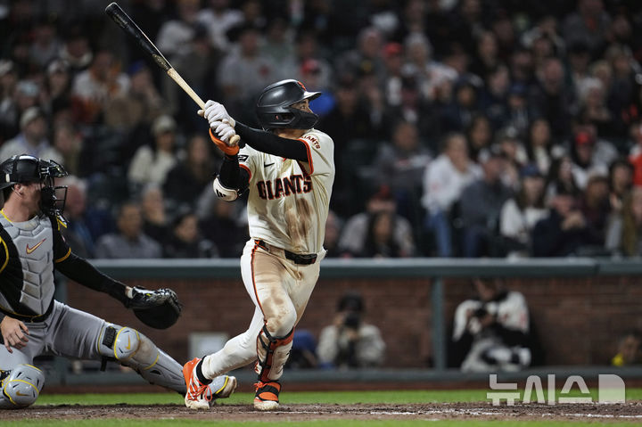 [샌프란시스코=AP/뉴시스] 메이저리그 샌프란시스코 자이언츠의 이정후가 28일(현지 시간) 미 캘리포니아주 샌프란시스코 오라클 파크에서 열린 2025 메이저리그(MLB) 피츠버그 파이리츠와의 경기에 5번 타자 중견수로 선발 출전해 9회말 1사 2, 3루에 추격의 적시타를 터트리고 있다. 2025.07.29.