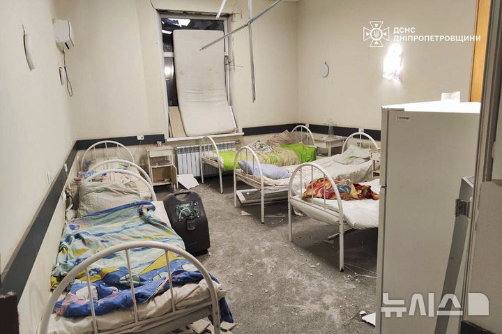 [카미얀스케=AP/뉴시스] 우크라이나 비상사태부가 제공한 사진에 29일(현지 시간) 드니프로페트로우스크주 카미얀스케의 한 병원이 러시아의 공습을 받은 뒤 환자들이 대피한 병실이 텅 비어 있다. 러시아가 우크라이나의 교도소와 의료시설 등을 공습해 최소 22명이 사망했다. 2025.07.30.