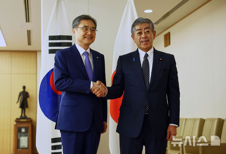 [도쿄=AP/뉴시스] 방일 중인 조현 외교부 장관이 30일 이시바 시게루 일본 총리를 예방했다. 사진은 지난 29일 조현(왼쪽) 외교부 장관과 이와야 다케시 일본 외무상이 일본 도쿄 외무성에서 한일외교장관 회담에 앞서 기념촬영하고 있는 모습. 2025.07.30.