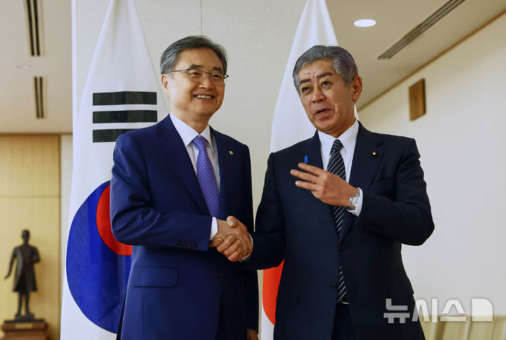 [도쿄=AP/뉴시스] 29일(현지 시간) 조현(왼쪽) 외교부 장관과 이와야 다케시 일본 외무상이 29일 일본 도쿄 외무성에서 한일외교장관 회담에 앞서 대화하고 있다. 2025.07.29.