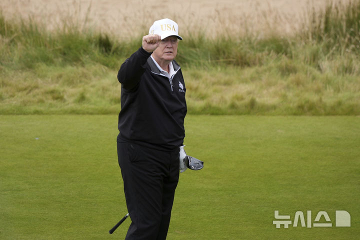 [서울=AP/뉴시스] 도널드 트럼프 미국 대통령이 지난 29일 스코틀랜드 애버딘 인근에서 열린 트럼프 인터내셔널 골프 링크 개막식 후 골프를 치며 제스처를 취하고 있다 .2025.07.31