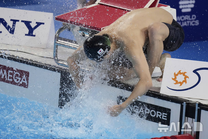 [싱가포르=AP/뉴시스] 황선우가 29일(현지 시간) 싱가포르 스포츠 허브 아쿠아틱 센터에서 열린 2025 세계수영연맹(WA) 세계선수권대회 자유형 남자 200m 결승 경기 준비를 하고 있다. 황선우는 1분44초72로 4위를 기록했다. 2025.07.29.