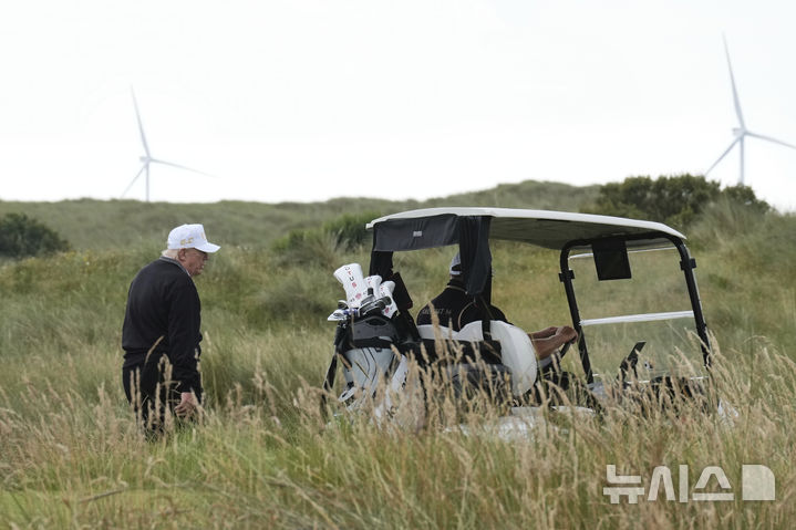 [AP/뉴시스] 새 발메디 코스의 트럼프 대통령. 저 위로 트럼프가 '증오해 마지않는' 풍력발전 터빈이 보인다. 골프장 인근 터빈 건설중단 소송에서 패했던 트럼프는 유럽연합 대통령과 영국 총리를 만나는 자리에서 잇따라 '터빈이 고래를 미치게 만든다'고 터무니없는 흉을 봤다.