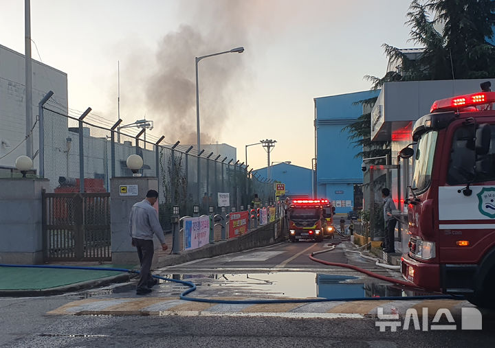 [영암=뉴시스] 박상수 기자 = 29일 오전 화재가 발생한 전남 영암군 대불일반산업단지 HD현대삼호 내 1호사 변전소에서 연기가 나고 있다. HD현대삼호 변전소에서는 전날 28일 오후 11시22분께 화재가 발생, 소방당국이 진화 작업을 벌이고 있다. 2025.07.29. parkss@newsis.com