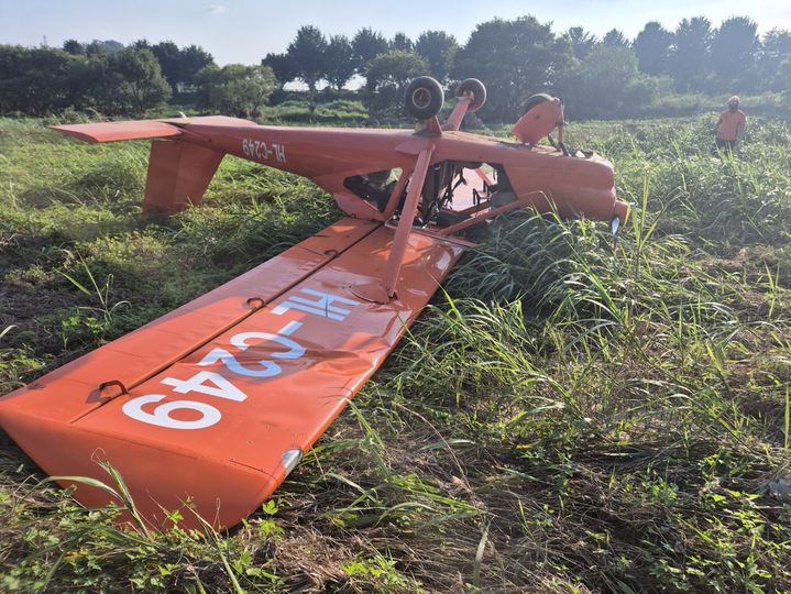 [공주=뉴시스]충남 공주시 의당면 A비행장에서 경비행기가 추락해 20대 남성 1명이 부상을 입고 인근 병원으로 이송됐다. (사진=공주소방서 제공) 2025. 07. 29 photo@newsis.com *재판매 및 DB 금지