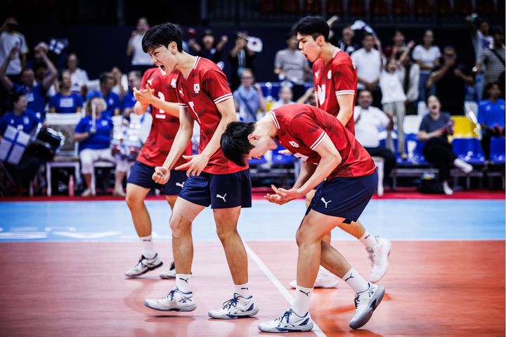 [서울=뉴시스] 한국 19세 이하(U-19) 남자배구 대표팀이 29일(한국 시간) 우즈베키스탄 타슈켄트에서 열린 2025 국제배구연맹(FIVB) U-19 세계선수권대회 D조 4차전에서 핀란드를 상대로 득점에 성공한 뒤 환호하고 있다. (사진=FIVB 홈페이지 캡처) 2025.07.29. *재판매 및 DB 금지