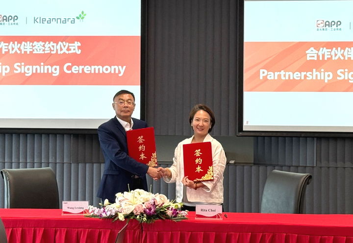 [서울=뉴시스]최현수(오른쪽) 깨끗한나라 대표와 아시아 펄프 앤 페이퍼 그룹 글로벌 사업부 관계자. (사진=깨끗한나라 제공) 2025.07.29. photo@newsis.com&nbsp; *재판매 및 DB 금지