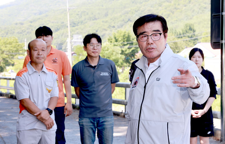 [보령=뉴시스] 피서지를 방문, 근무자들을 격려하고 있는 김동일 충남 보령시장. (사진=보령시청 제공) *재판매 및 DB 금지