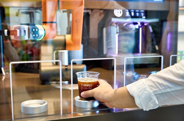 [서울=뉴시스] 마티에 오시리아에서 로봇 바리스타가 내린 커피를 받는 고객 . (사진=한화호텔앤드리조트 제공) *재판매 및 DB 금지