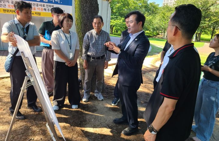 [안동=뉴시스] 김학홍 경북도 행정부지사가 지난 28일 아시아태평양경제협력체(APEC) 정상회의 주행사장인 경주 보문단지 일원의 가로수와 녹지 경관 관리 상태를 점검하고 있다. (사진=경북도 제공) 2025.07.29. photo@newsis.com *재판매 및 DB 금지