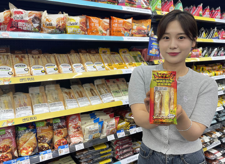 [서울=뉴시스] GS리테일이 운영하는 편의점 GS25가 보이 그룹 NCT DREAM(NCT 드림)과 손잡고 협업 '아이돌컴백샌드위치'를 출시힌다고 29일 밝혔다. (사진=GS리테일 제공) *재판매 및 DB 금지