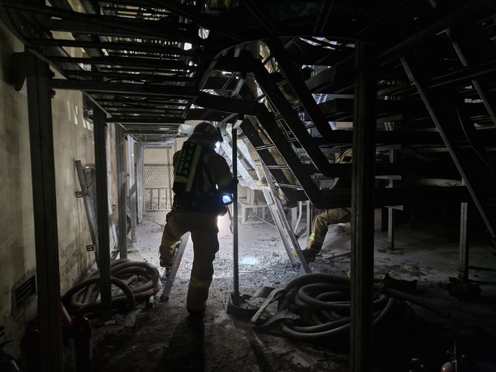 [군산=뉴시스] 28일 오후 4시25분께 군산시 소룡동의 철강 제련 공장에서 불이 나 소방대원이 진화에 나서고 있다. (사진=전북도소방본부 제공) 2025.07.29. photo@newsis.com *재판매 및 DB 금지