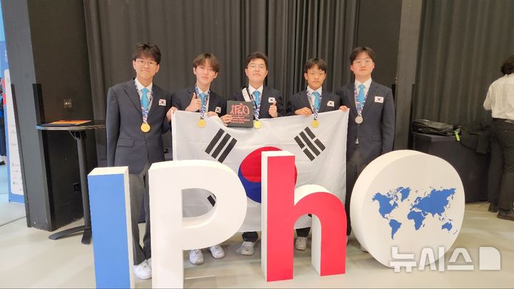 [서울=뉴시스]과학기술정보통신부와 한국과학창의재단은 제55회 국제물리올림피아드에서 한국대표단이 금메달 4명, 은메달 1명으로 전원이 메달을 획득했다고 29일 밝혔다. 왼쪽부터 이연호(서울과고), 최정민(경기과고), 이혁준(서울과고), 한지형(서울과고), 장근영(서울과고) 학생. (사진=과기정통부 제공)