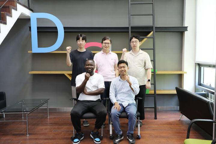 [대구=뉴시스]DGIST 에너지공학과 유종성 교수(가운데 위) 연구팀(사진=DGIST 제공) photo@newsis.com *재판매 및 DB 금지