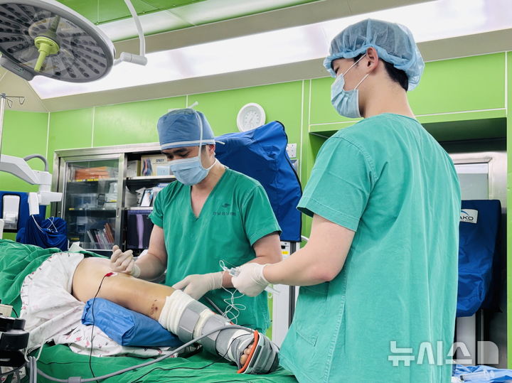 [서울=뉴시스] 김형년 한림대강남성심병원 정형외과 교수 발목골절환자 수술 전 말초신경마취 시행하는 모습. (사진= 한림대강남성심병원 제공)