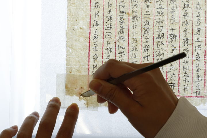 [서울=뉴시스] 대한민국임시정부 건국강령 초안 보존처리 과정 (사진=국가유산청 제공) 2025.07.29. photo@newsis.com *재판매 및 DB 금지