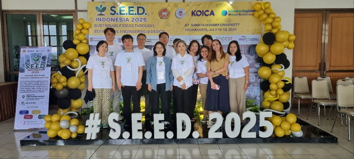 [서울=뉴시스] 'S.E.E.D Indonesia 2025'에 참가한 한국인들이 인도네시아 참가자들과 기념사진을 촬영하고 있다. (사진=서강대 제공) 2025.07.29. photo@newsis.com *재판매 및 DB 금지
