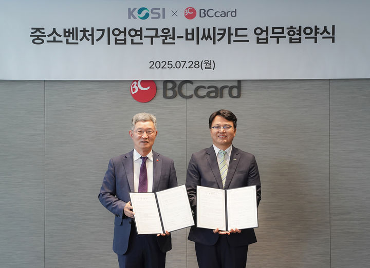 [서울=뉴시스]최원석(왼쪽) BC카드 사장과 조주현 중소벤처기업연구원장.(사진=중소벤처기업연구원장 제공) 2025.07.29. photo@newsis.com *재판매 및 DB 금지