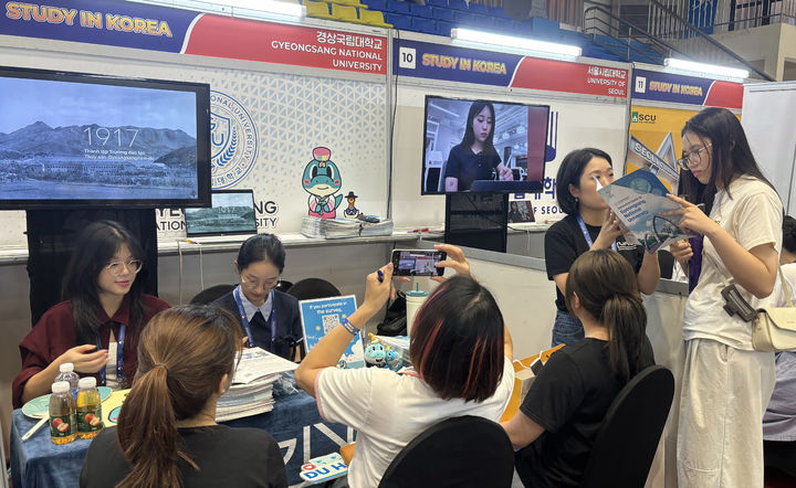 [진주=뉴시스]경상국립대학교 베트남 방문단은 24일부터 29일까지 베트남 유학설명회에 참가해 1:1 유학상담을 실시하고 하노이에 GNU한국어교육센터를 개소하는 등의 활동을 벌였다.(사진=경상국립대 제공).2025.07.29.photo@newsis.com *재판매 및 DB 금지